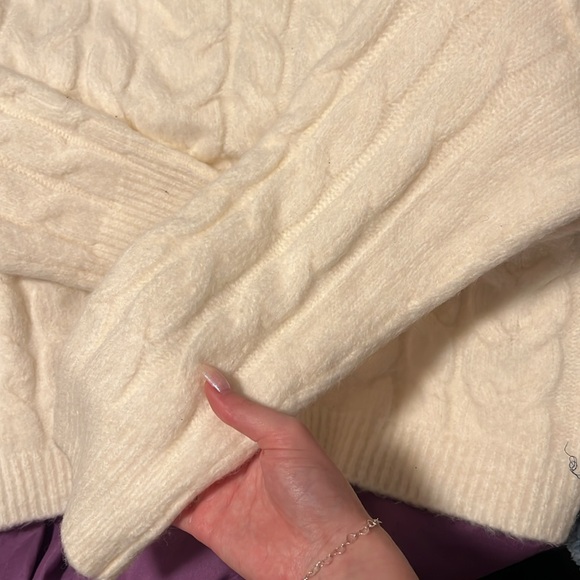 Brand new Abercrombie Cropped (sorta) Cable Knit - Picture 3 of 3